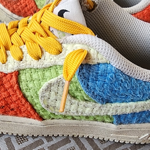 KIDS NIKE COLORFUL SHOES SIZE 4 - Picture 1 of 3